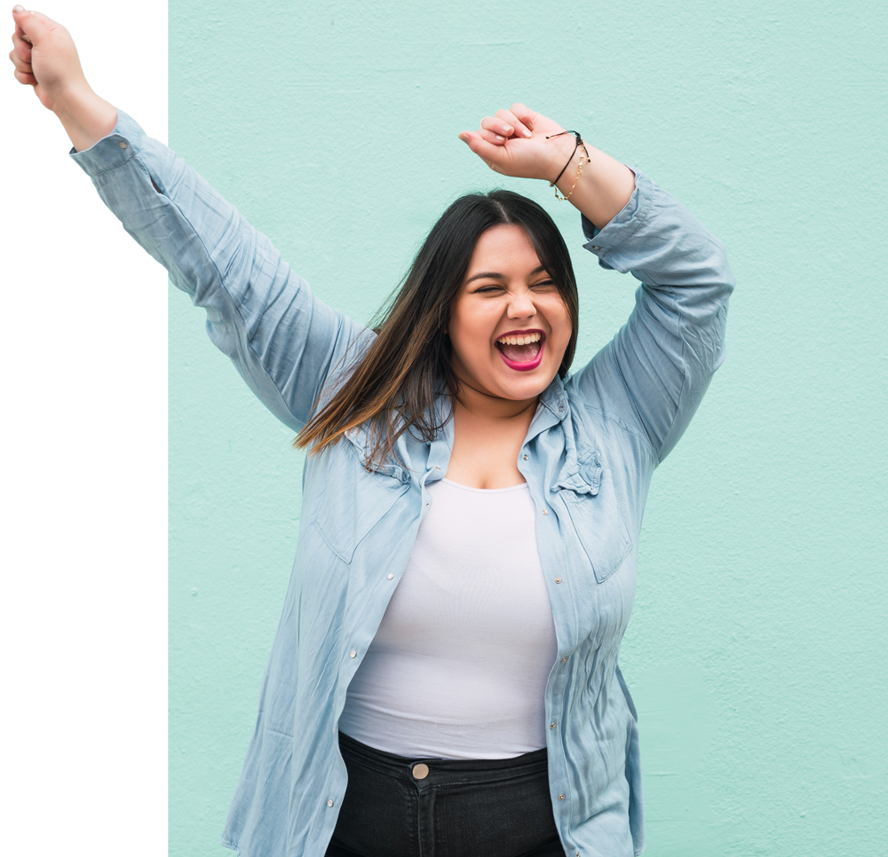 Kvinne som strekker armene i været og jubler